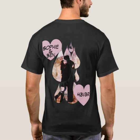 Under Umbrella: Romantic Couple Kissing in Rain Tシャツ (裏面)