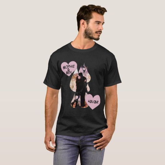 Under Umbrella: Romantic Couple Kissing in Rain Tシャツ (正面フル)
