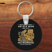 Underestimate an old man who does woodworking Unde キーホルダー (正面)