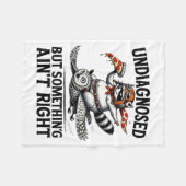 Undiagnosed Soing Aint Right Funny Raccoon Zza Owl フリースブランケット (正面(横))