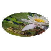 Une grenouille sous une fleur de nénuphar カッティングボード (角)