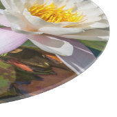Une grenouille sous une fleur de nénuphar カッティングボード (角)