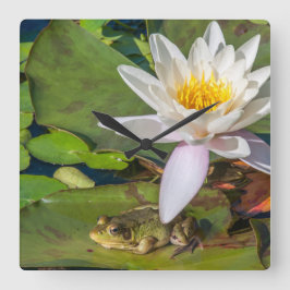 Une grenouille sous une fleur de nénuphar スクエア壁時計