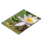 Une grenouille sous une fleur de nénuphar ノートブック (左側)