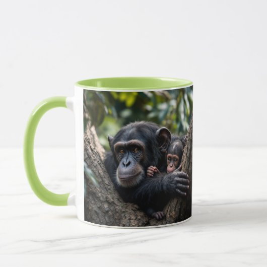 Une maman singe veille sur bébé. マグカップ (左)