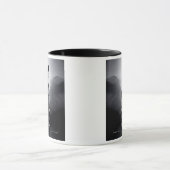 Une panthère noire aux reflets lumineux. マグカップ (中央)
