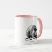 Une petite souris cherche discrètement son repas. マグカップ (正面右)