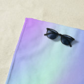 Unicornピンク紫モノグラム名ホログラフィック ビーチタオル (インサイチュ)