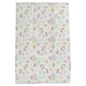 Unicorn Birthday Magic – Pastel Balloons & Cakes ミディアムペーパーバッグ (裏面)