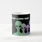 Unique Hand Drawn Multi Coloured Aliens  コーヒーマグカップ (中央)