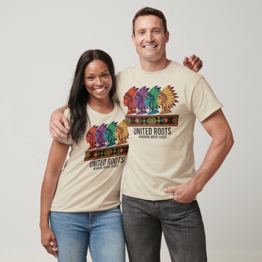 United Roots ネイティブの声を称える Tシャツ (ユニセックス)