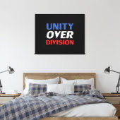 Unity over Division – 赤、白、青、黒 キャンバスプリント (インサイチュ (寝室))