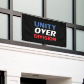 Unity over Division – 赤、白、青、黒 横断幕 (ビルの外側)