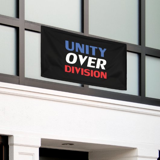 Unity over Division – 赤、白、青、黒 横断幕 (ビルの外側)