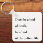 Unlived Life – ミニマルタイポグラフィデザイン キーホルダー (正面)