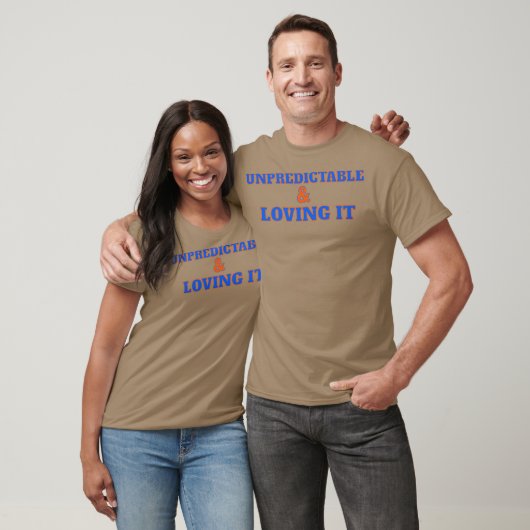 UNPREDICTABLE LOVING IT Tシャツ (ユニセックス)