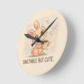 Unstable but Cute ラウンド壁時計 (傾斜)