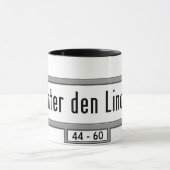 Unterの洞穴のシナノキ、ベルリンの道路標識 マグカップ (中央)
