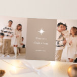 Unto Us a Child is 生まれ Photo Collage Christmas 三つ折りクリスマスカード<br><div class="desc">クリスチャンの宗教的感動的写真数々のクリスマスの三つ折グリーティングカードの特徴Unto私たちチャイルドはクリスマスの星と白いタイポグラフィであっ図解入りの、写真付きのて、5枚の写真とニュートラルなトープの背景。</div>