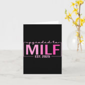 Upgraded To Milf Est 2025 Funny Birthday New Hot M カード (黄色い花)