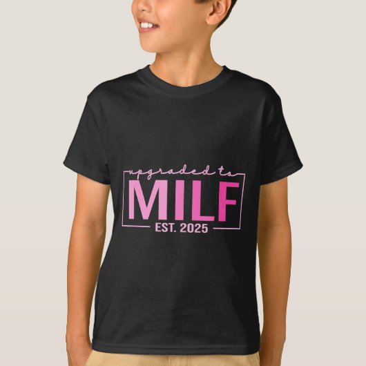 Upgraded To Milf Est 2025 Funny Birthday New Hot M Tシャツ (正面)