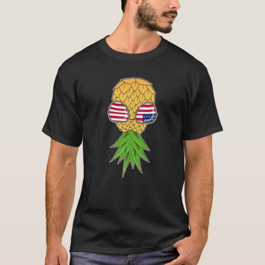 Upside Down Pineapple Swingers 4th Of July Two Sea Tシャツ (正面)