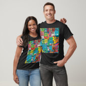 Urban Brazilian favela:カラフル背景。 Tシャツ (ユニセックス)