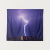 Urban Power Surge - Dynamic Lightning Bolt Over Ci タペストリー (正面(横))