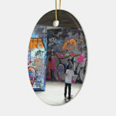 Urbandの通りの芸術落書き セラミックオーナメント (左)