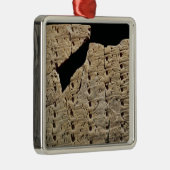 Urukからの楔形の原稿が付いているタブレット、 メタルオーナメント (右)