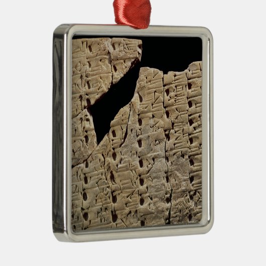 Urukからの楔形の原稿が付いているタブレット、 メタルオーナメント (右)