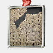 Urukからの楔形の原稿が付いているタブレット、 メタルオーナメント (左)