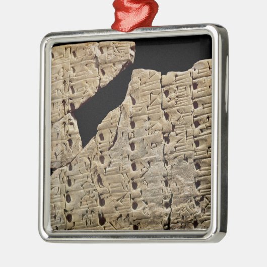 Urukからの楔形の原稿が付いているタブレット、 メタルオーナメント (左)