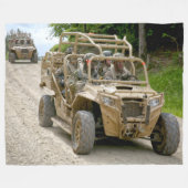 US特殊作戦車両 – MRZR-4 フリースブランケット (正面(横))