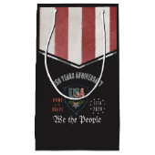 US 250 We the People Patriotic Anniversary Watch スモールペーパーバッグ (正面)