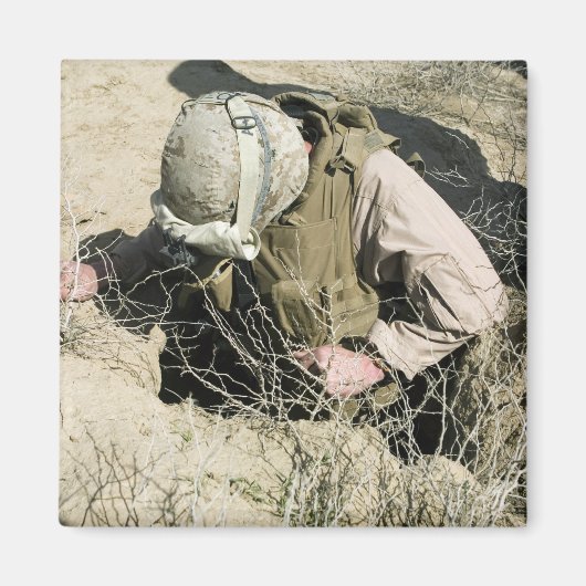 US Marineが穴を飛び降りる マグネット (正面)