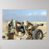 US Marines prepare to fire a howitzer 2 ポスター (正面)