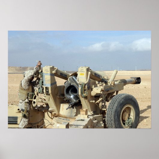 US Marines prepare to fire a howitzer 2 ポスター (正面)