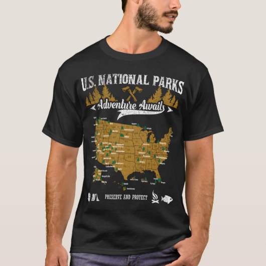 Us National ParAdventure Awaits Hiking Camping fri Tシャツ (正面)