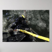 US Navy Diver gets ready to start his dive ポスター (正面)
