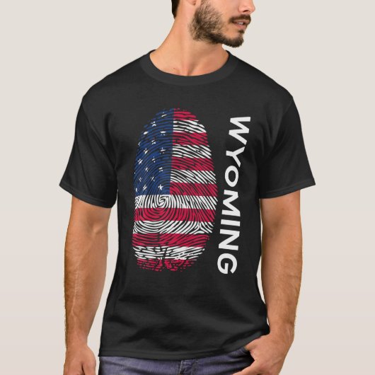 USAフラグDNA指紋州ワイオミング Tシャツ (正面)