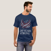 USA建国250年強靭な愛国心ウィング7月4日グラフィック Tシャツ (正面フル)