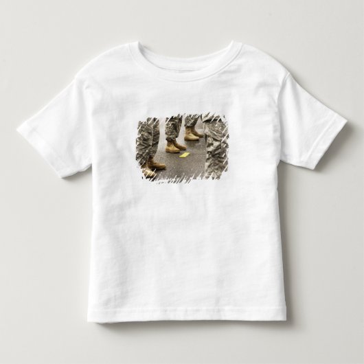 USA、ワシントン州、イサクア、サーモンの日 トドラーTシャツ (正面)