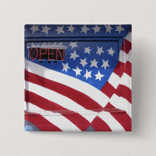 USA, ワシントン州, モーゼスレイク。上の旗の壁の壁画 缶バッジ (正面)