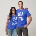USA 1776のTシャツ Tシャツ<br><div class="desc">フォントのアメリカと1776はユニーク、赤と青のユニセックスと金ゴールドの星でハイライトされストライプた白で印刷されている。Tシャツの色とサイズを選択可能。</div>