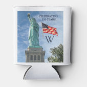 USA 250 American Flag Statue of Liberty Monogram  缶クーラー (正面)