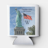 USA 250 American Flag Statue of Liberty Monogram  缶クーラー (裏面)