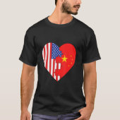 USA and China Flags Heart Tシャツ (正面)