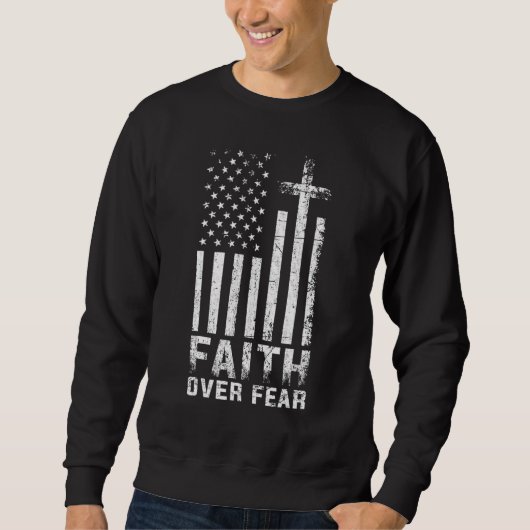 USA Flag American Flag Faith Over Fear Prayer スウェットシャツ (正面)