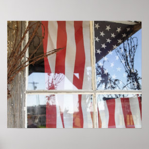 USA, Oregon, Shaniko. Flag in window next to ポスター